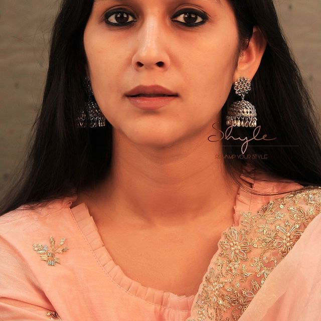 Essence Scintillating Versatile Jhumka