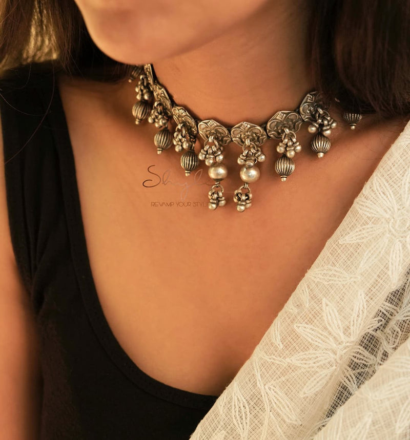 Anvaya Detailed Rawa Ghughri Necklace model