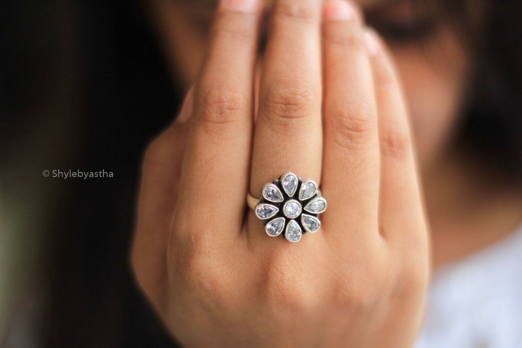 Essence Mini Flower Scintillating Ring