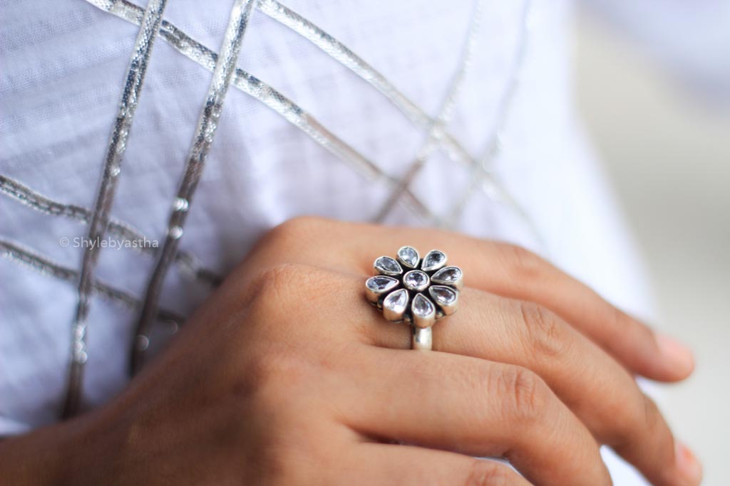 Essence Mini Flower Scintillating Ring