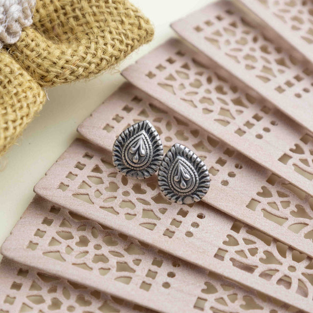 Adya drop Motif Versatile Stud Earring