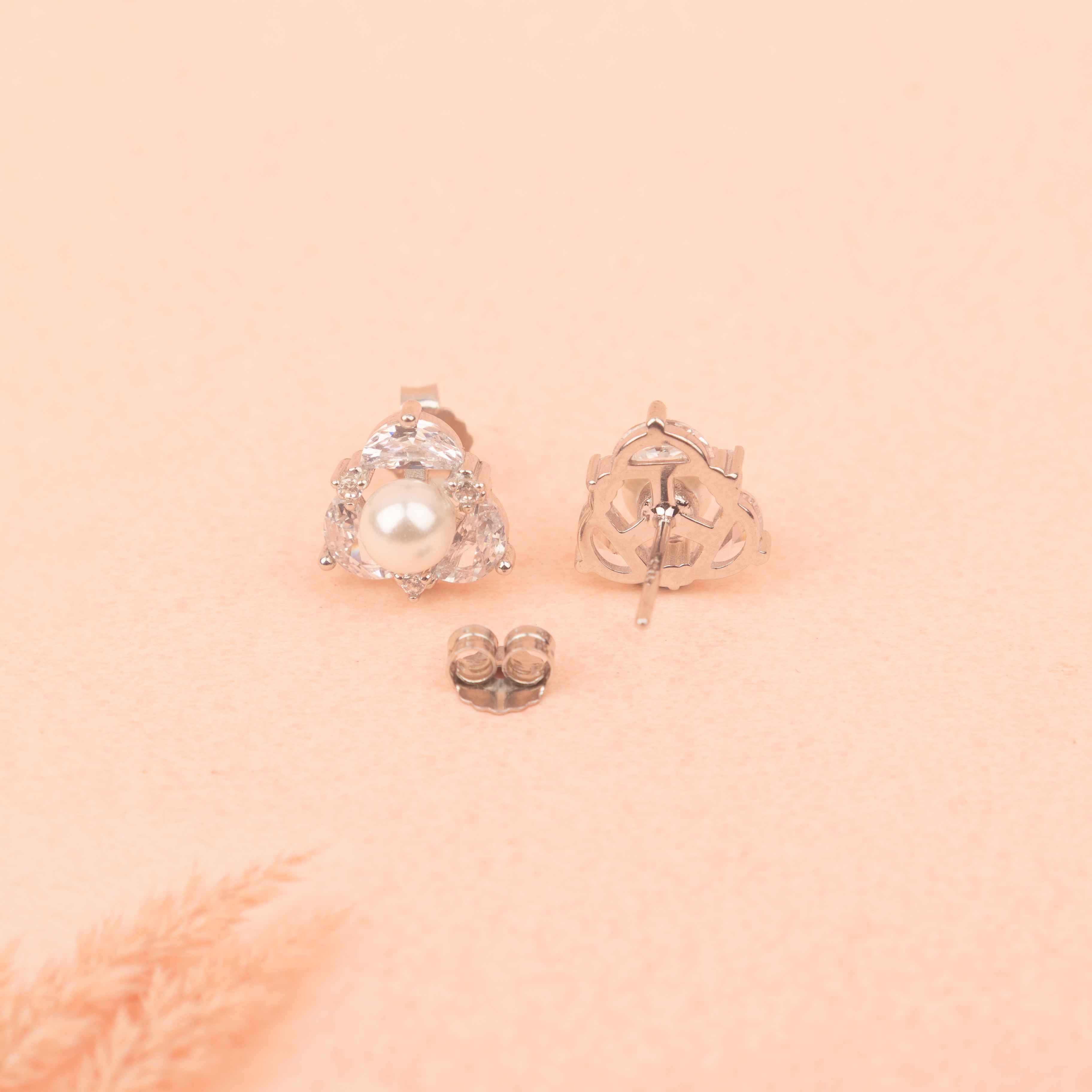 Adya Celeste Pearl Halo Stud Earring