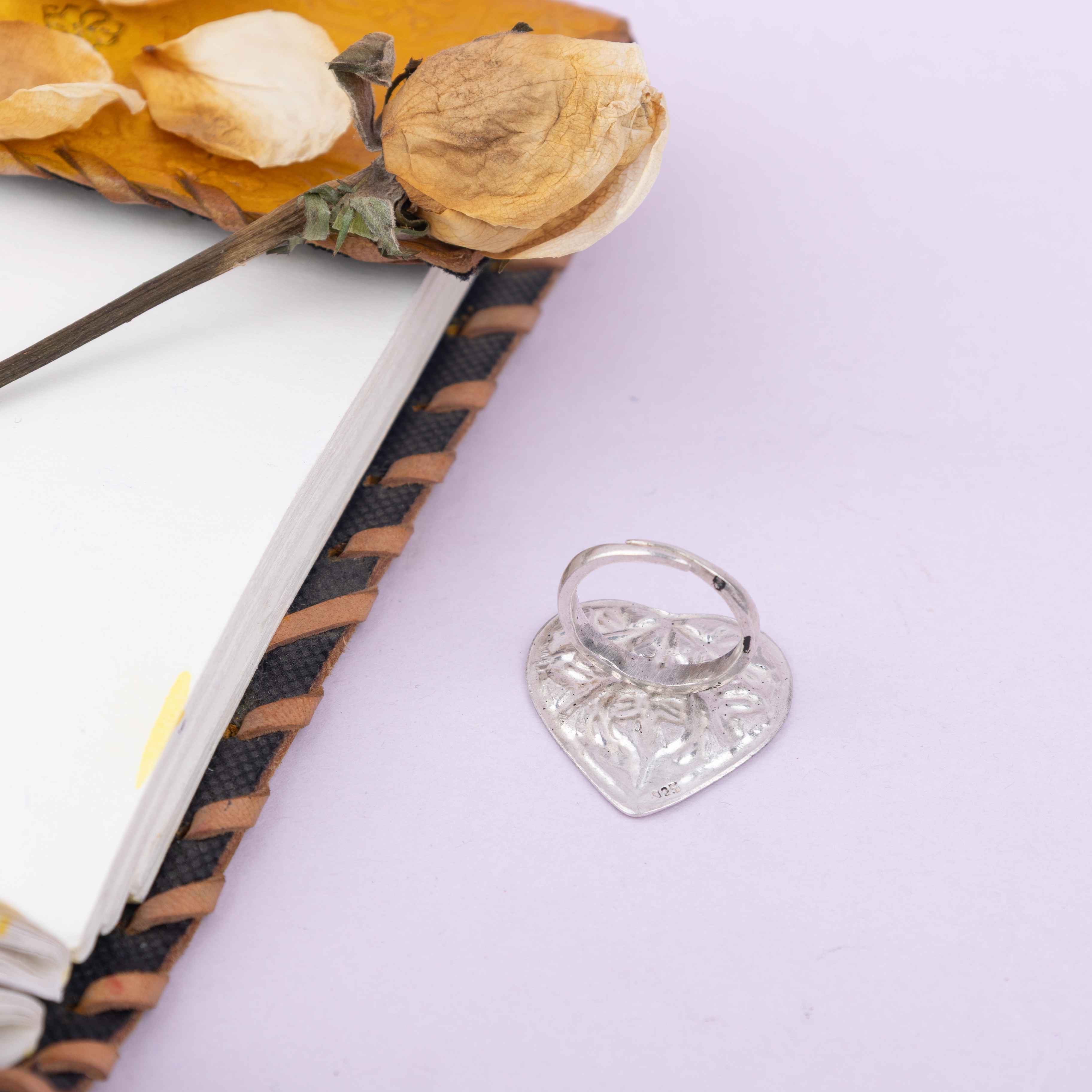 Adya Flora Paan Chitai Ring