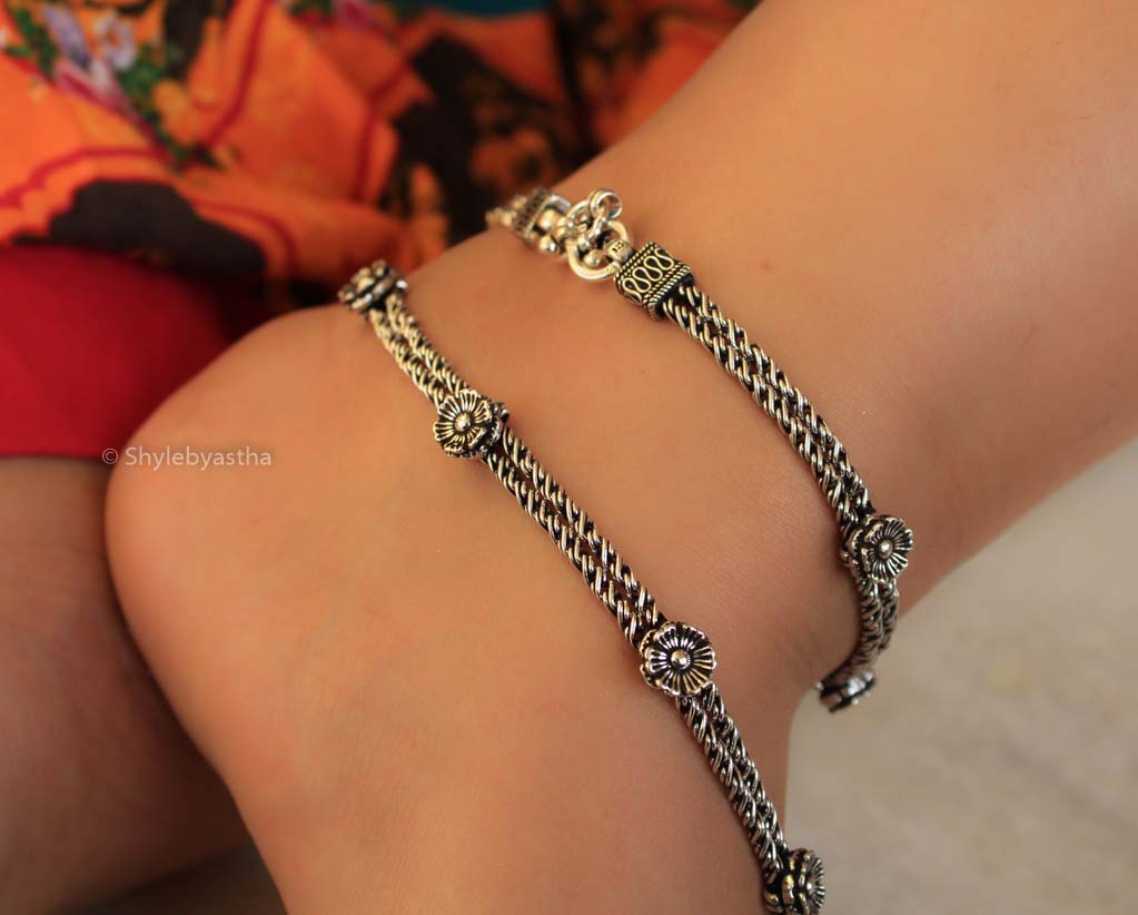 Adya Mini Flower Rope Silver Anklets