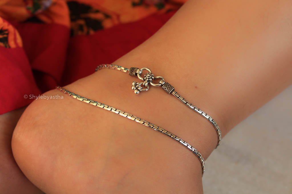 Adya Single Layered Snake Silver Anklet