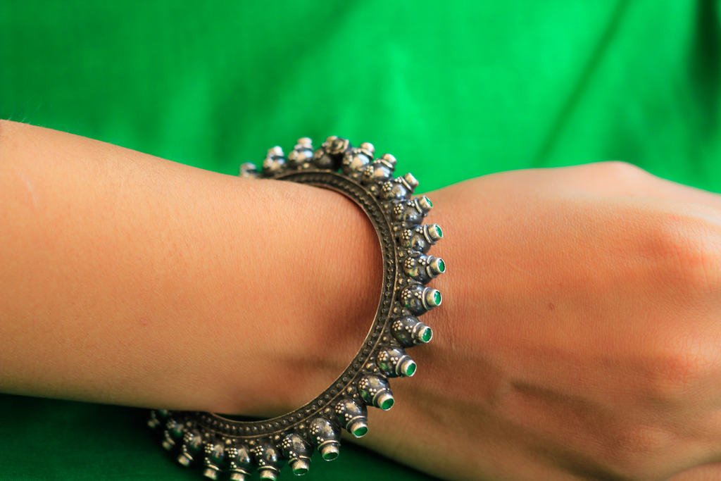 Anvaya Classic Emerald Studded Kada