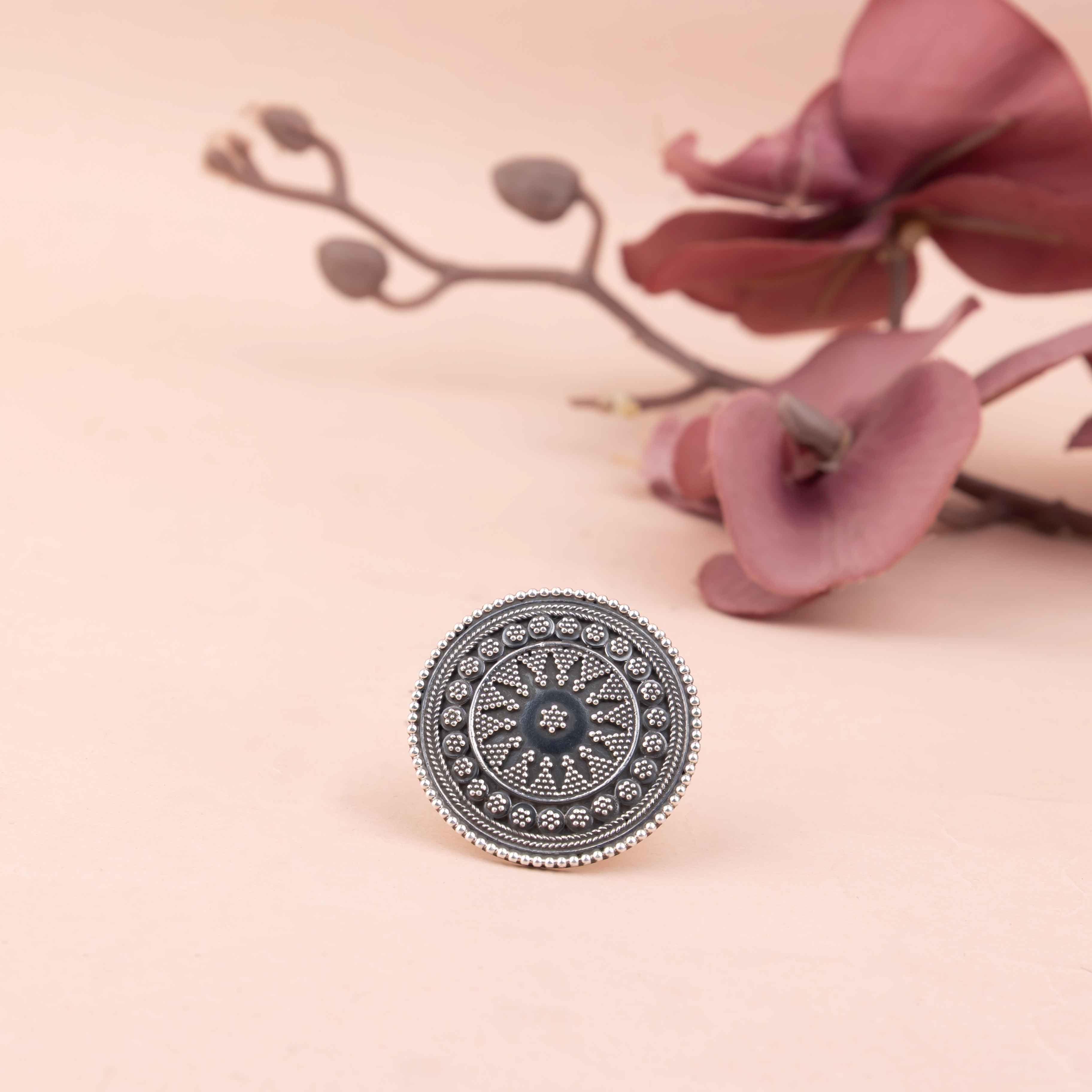 Anvaya Classic Daana Detailed Ring