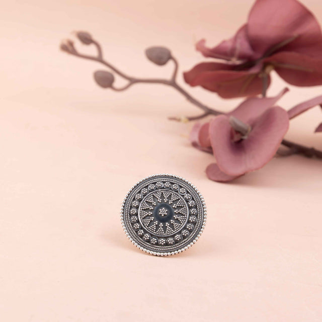 Anvaya Classic Daana Detailed Ring