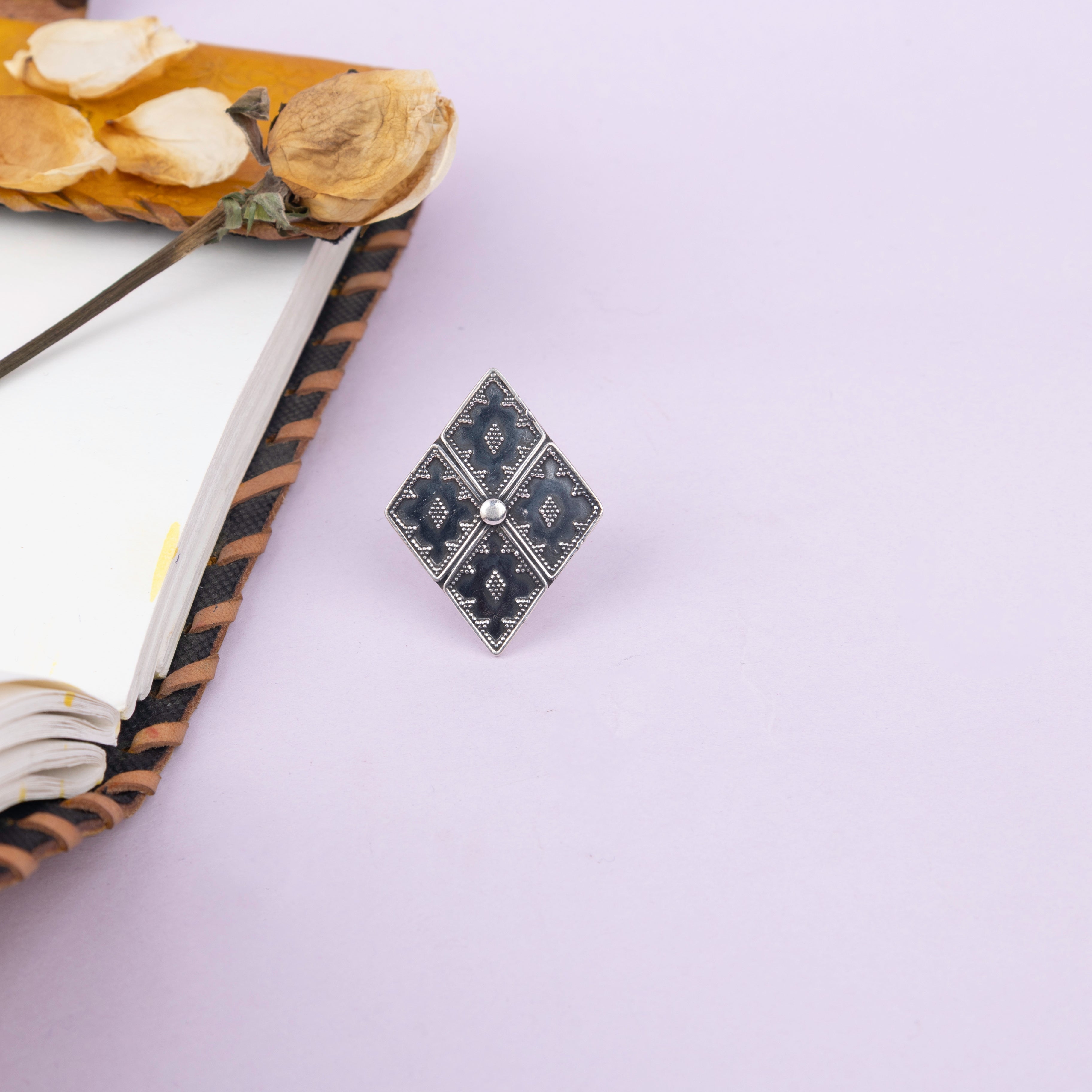 Anvaya Diamond Daana Detailed Ring