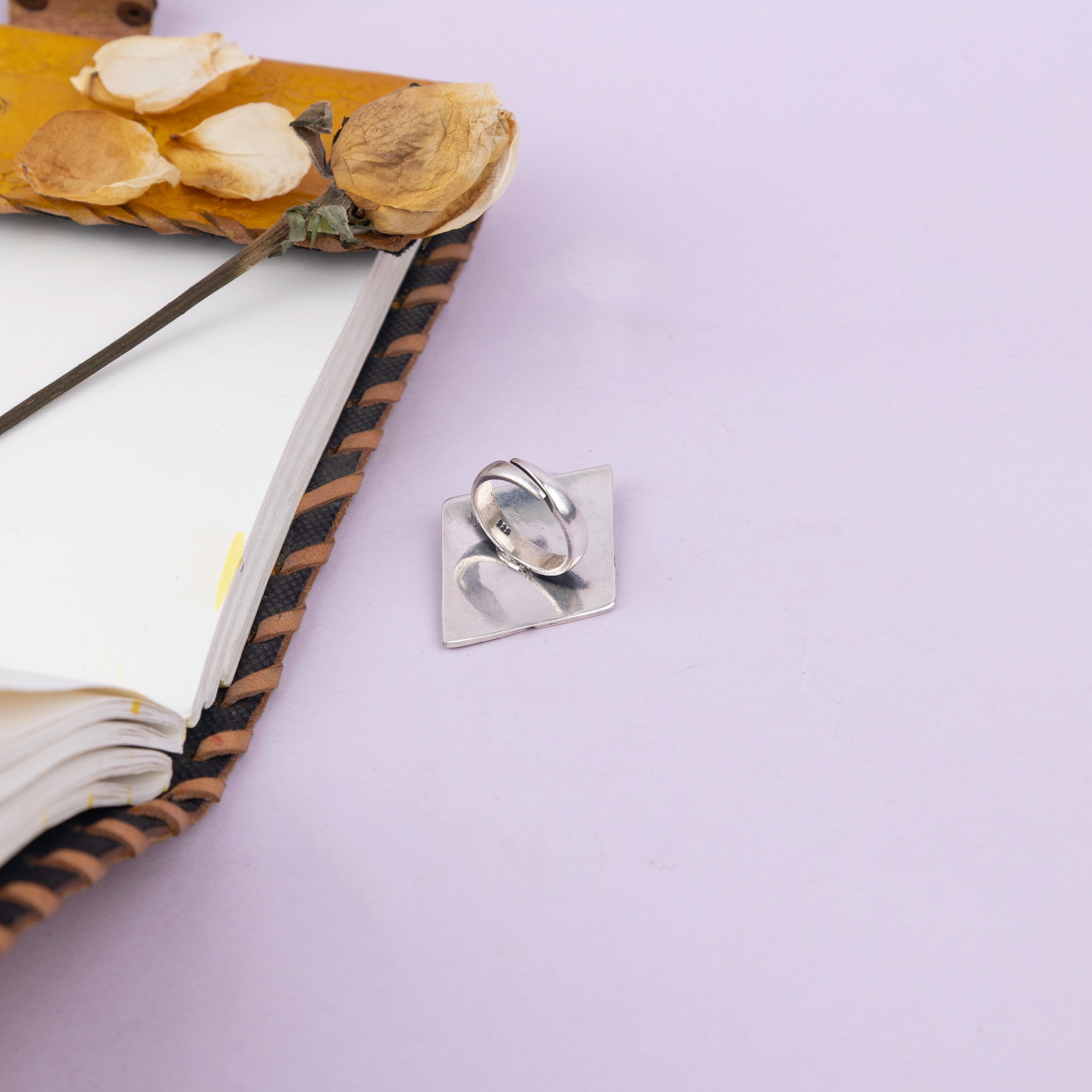 Anvaya Diamond Daana Detailed Ring