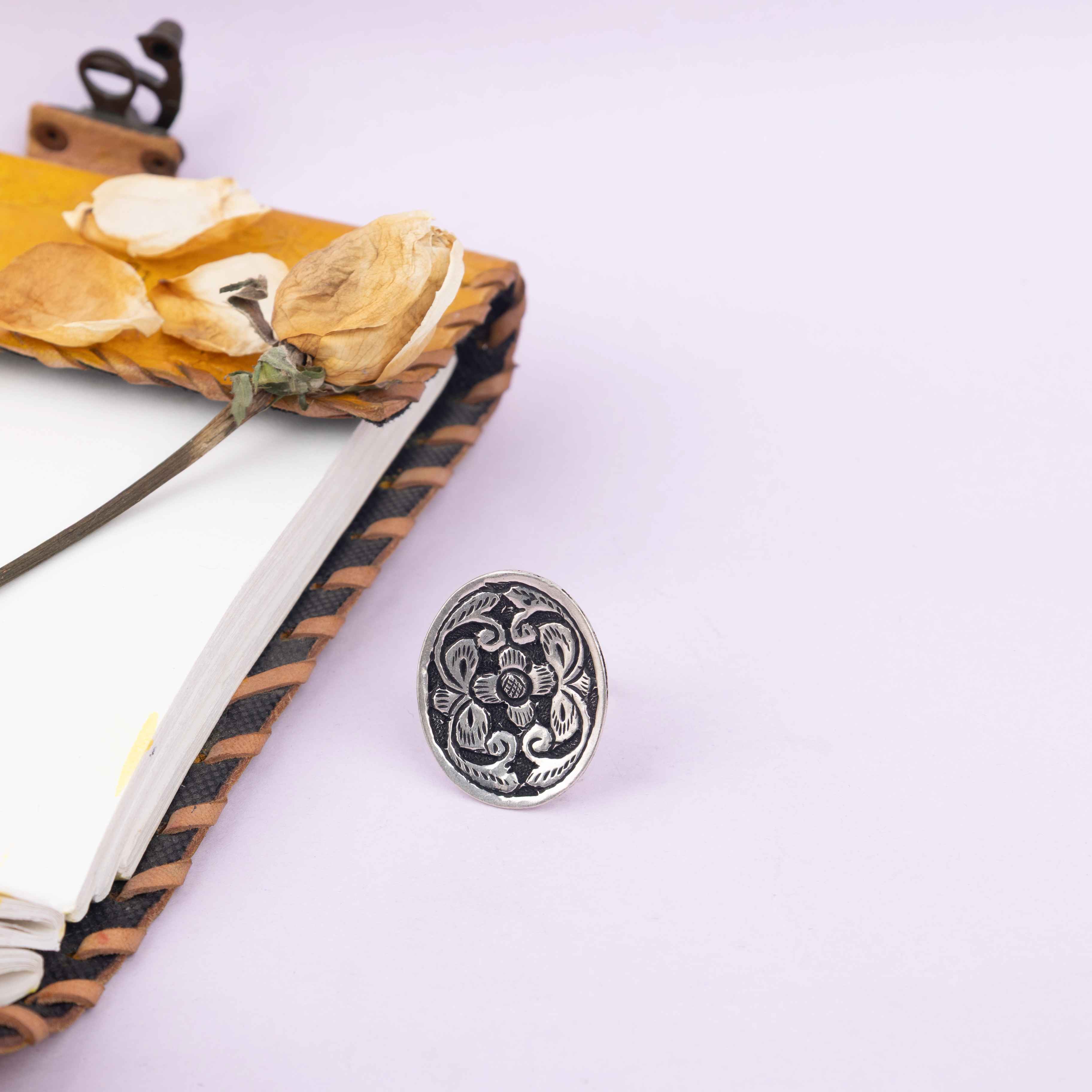 Anvaya Flora Chitai Oval Ring