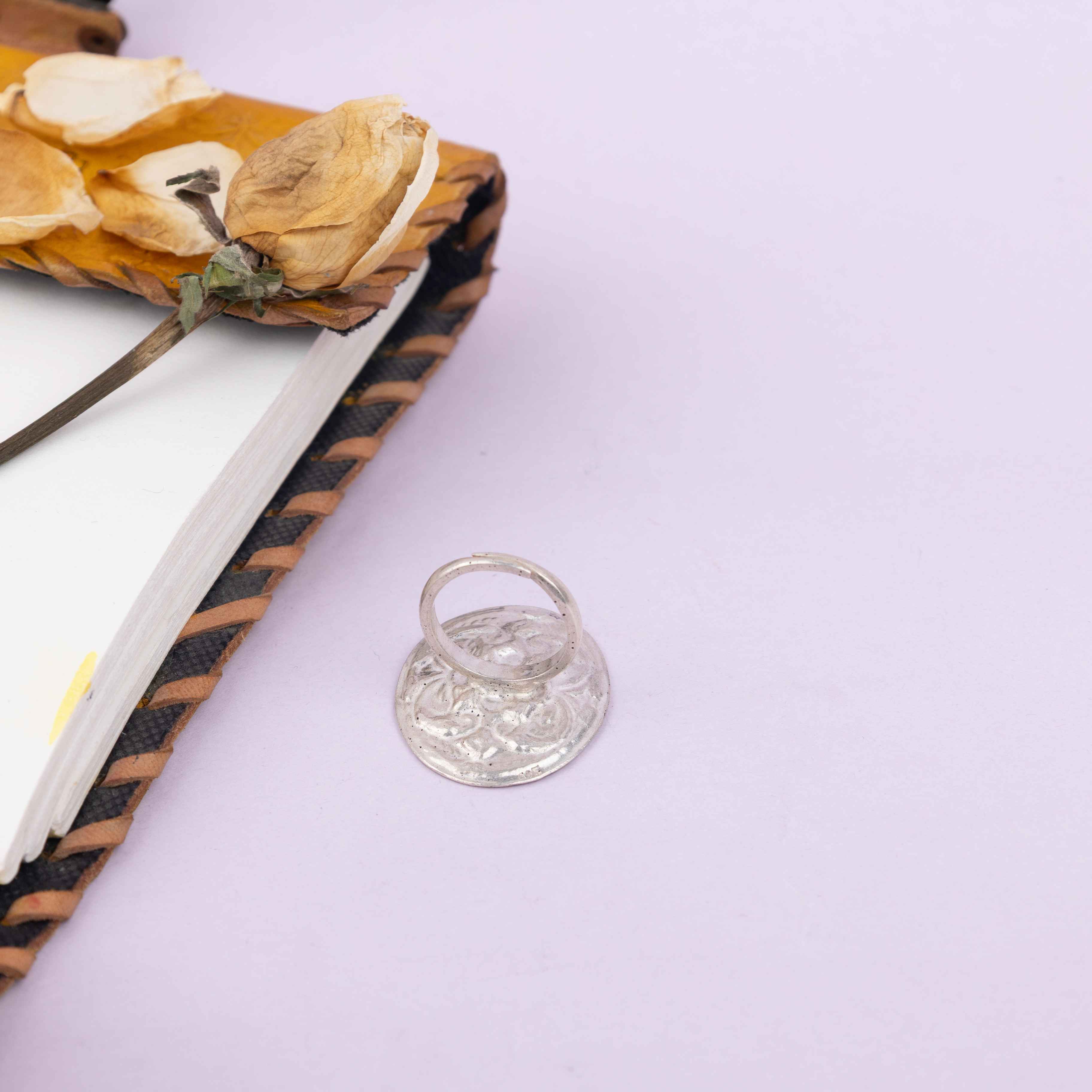 Anvaya Flora Chitai Oval Ring