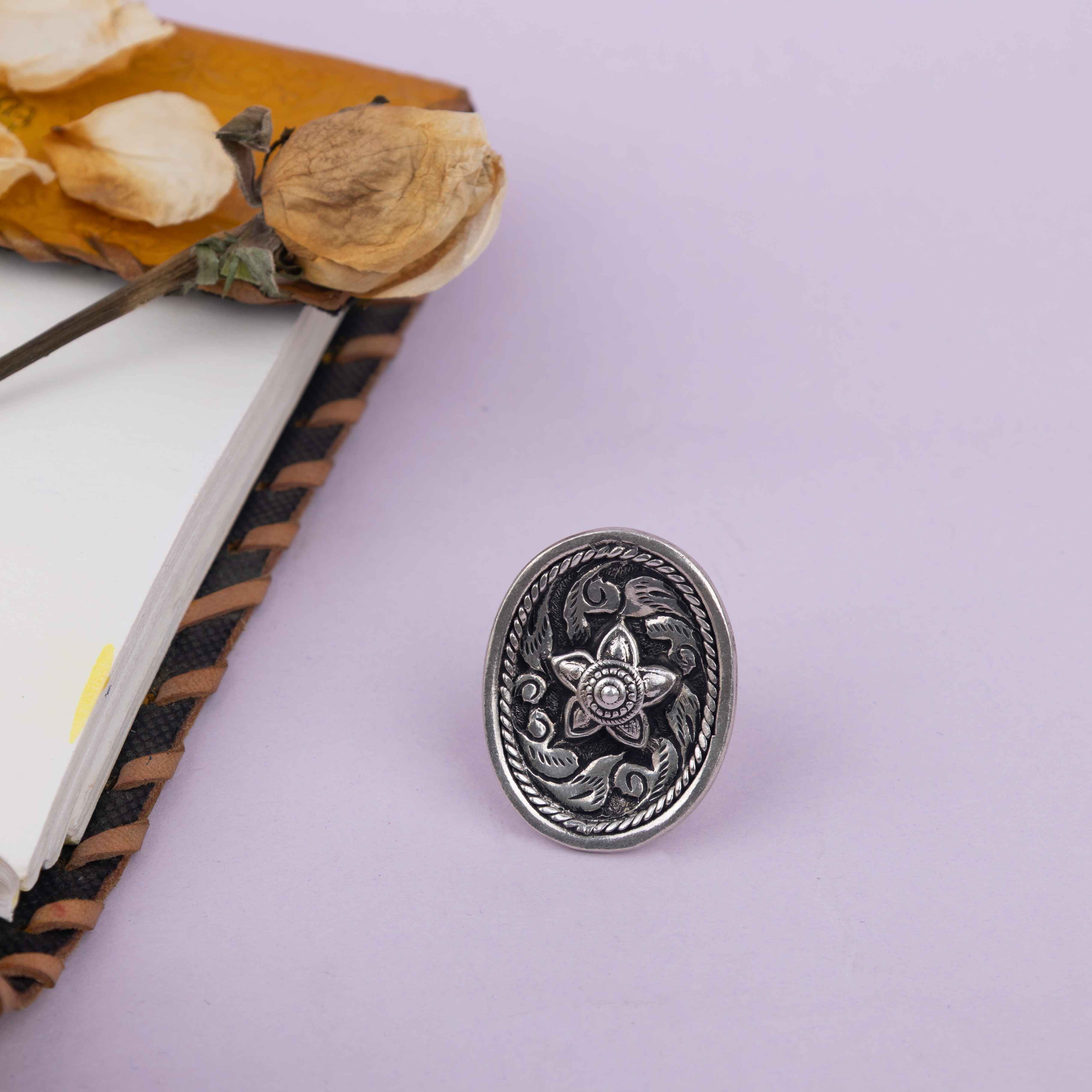 Anvaya Flora motif Chitai Oval Ring