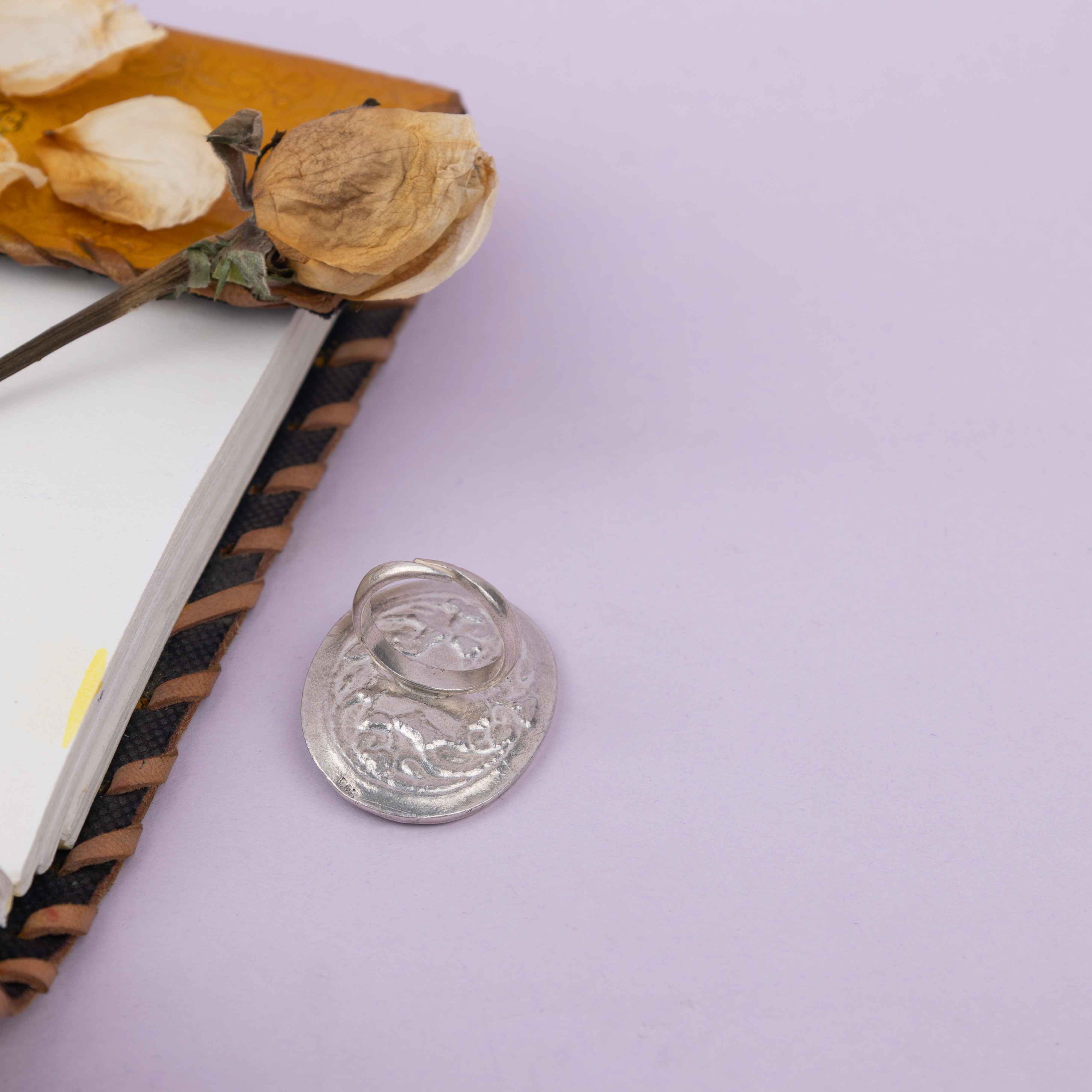 Anvaya Flora motif Chitai Oval Ring