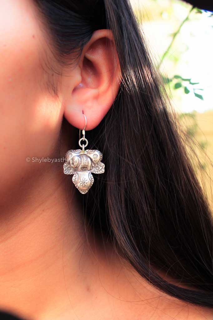 Moh Lightweight Mini Elephant Earrings