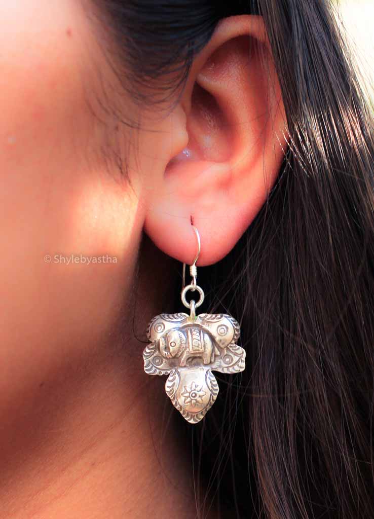 Moh Lightweight Mini Elephant Earrings