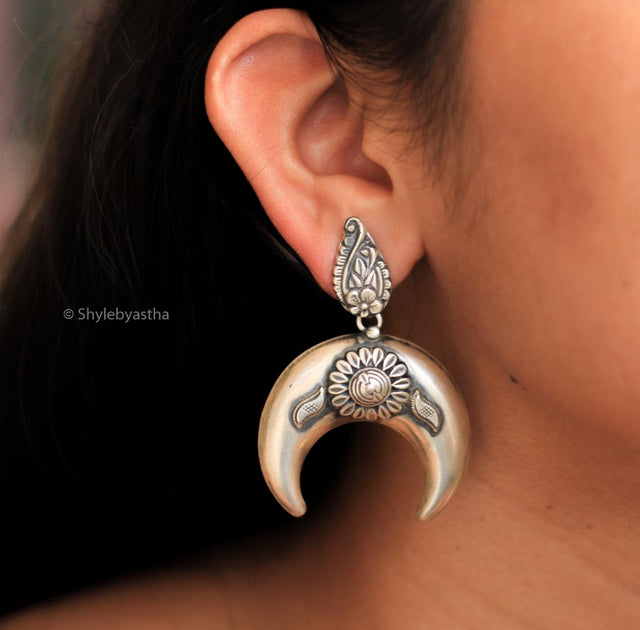 Mizoya Crescent Moon Earrings