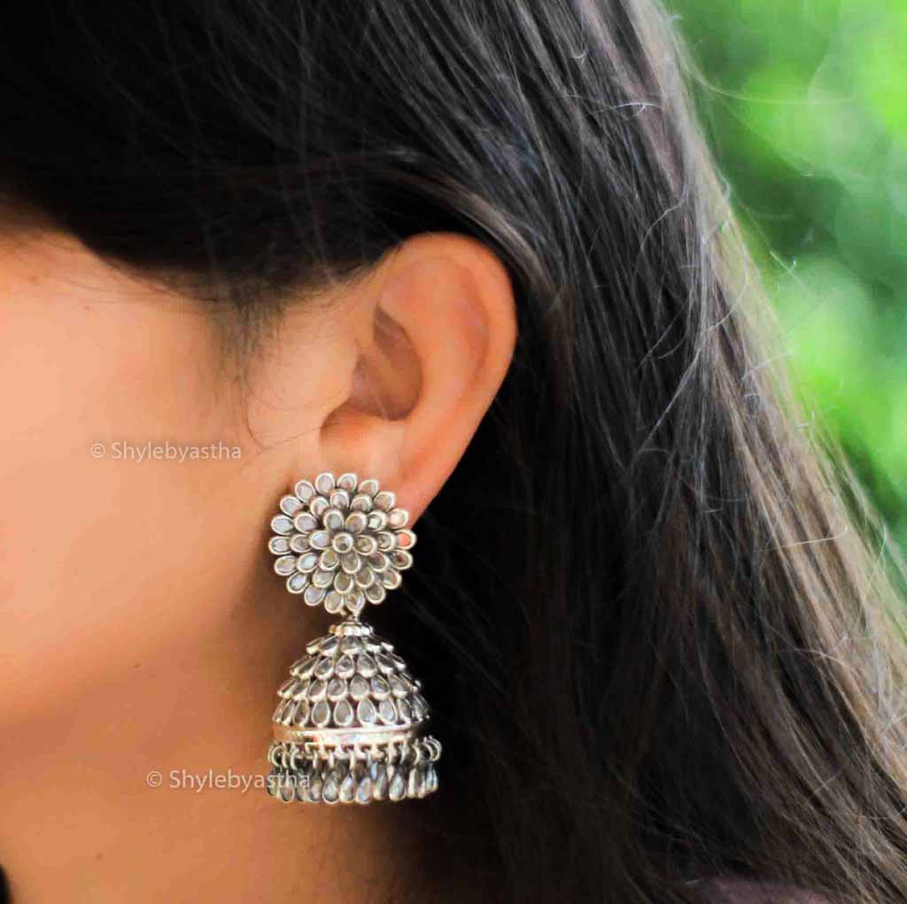 Essence Scintillating Versatile Jhumka primary