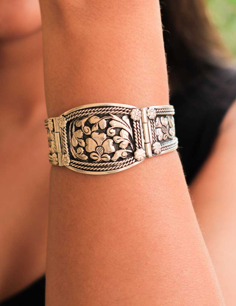 Anvaya Chitai Detailed Embossed Kada