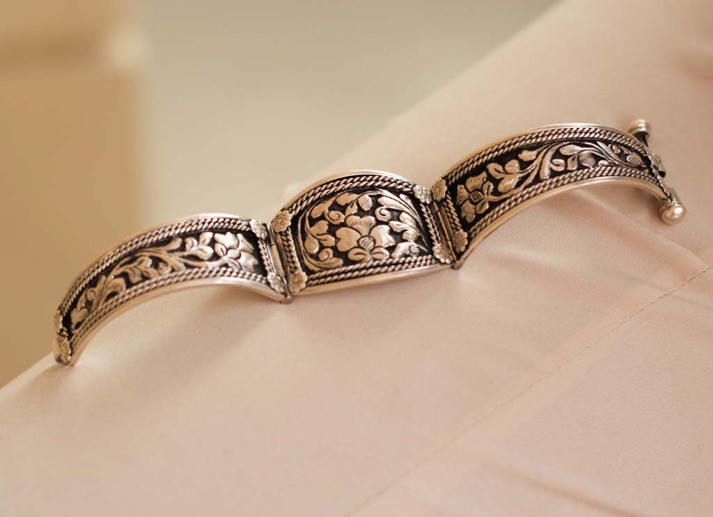 Anvaya Chitai Detailed Embossed Kada