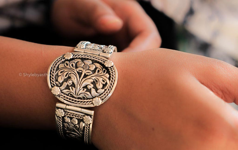 Anvaya Chitai Art Embossed Kada