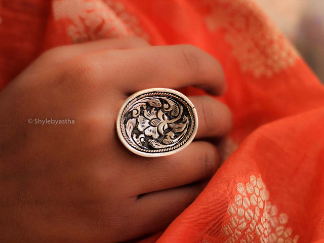 Anvaya Oval Chitai Ring