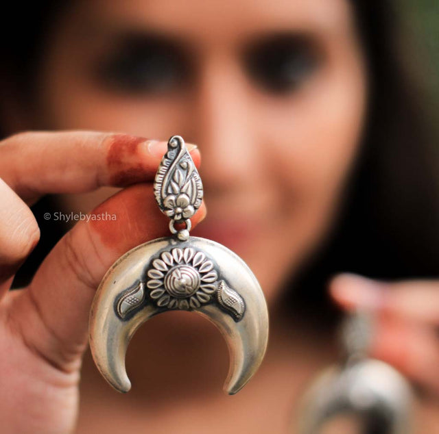 Mizoya Crescent Moon Earrings