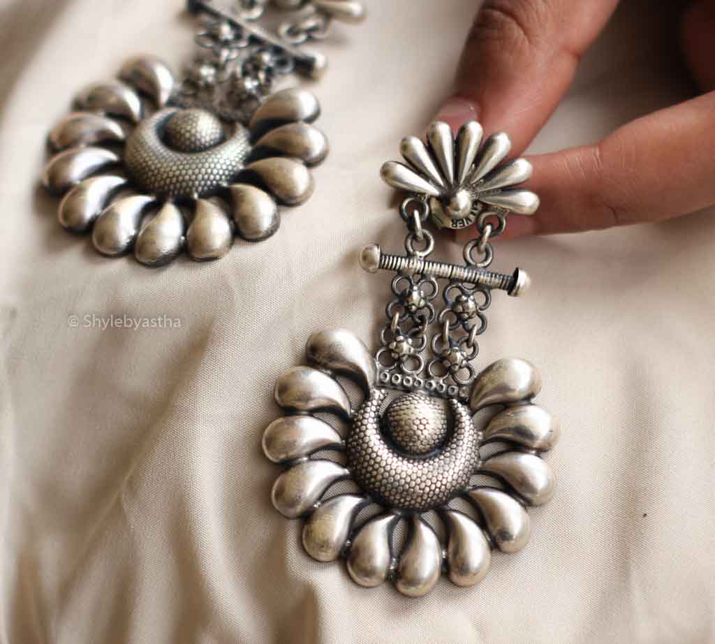 Mizoya Embossed Petal Earrings