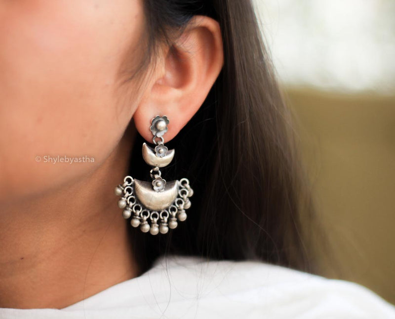 Mizoya Crescent moon Layered Earrings model