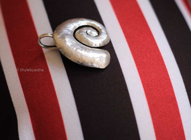 Qurbat Snail Clip on