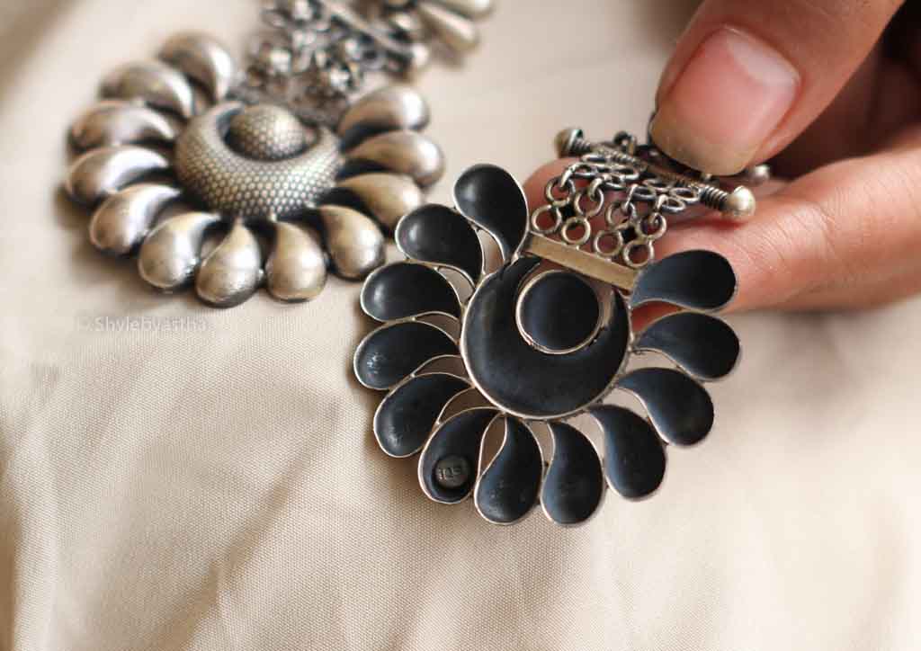 Mizoya Embossed Petal Earrings