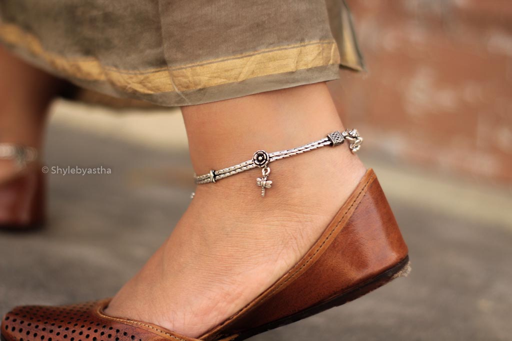 Tattva Mini Flower Embossed Charm Anklet