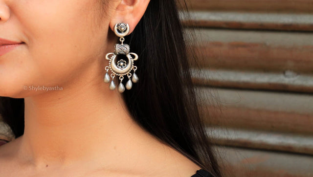 Mizoya Daana Art Crescent Moon Earrings