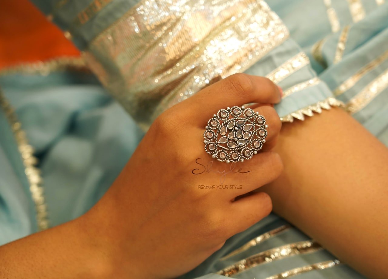 Essence Fine Scintillating Oval Ring