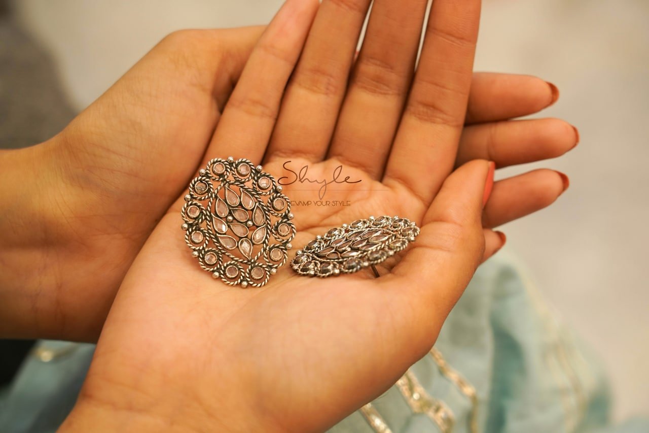 Essence Fine Scintillating Oval Studs