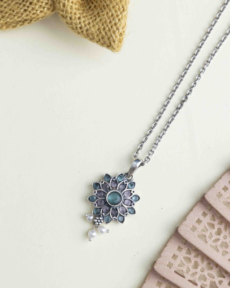 Essence Pastel Flower Necklace Set