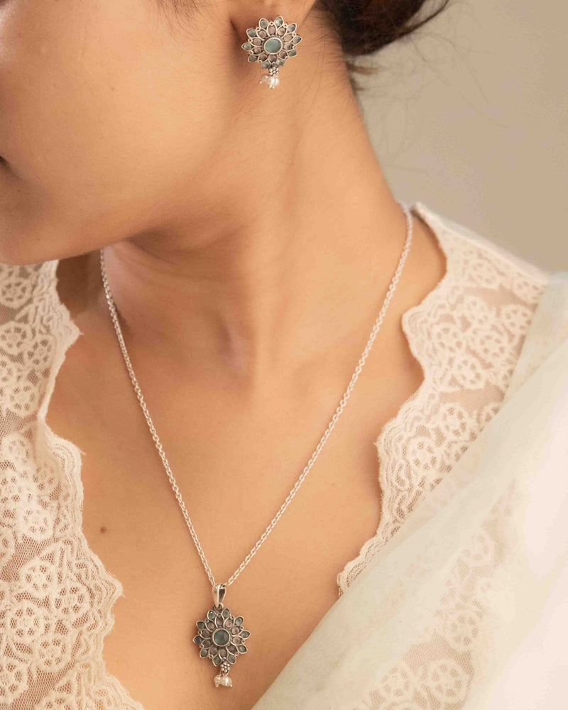 Essence Pastel Flower Necklace Set