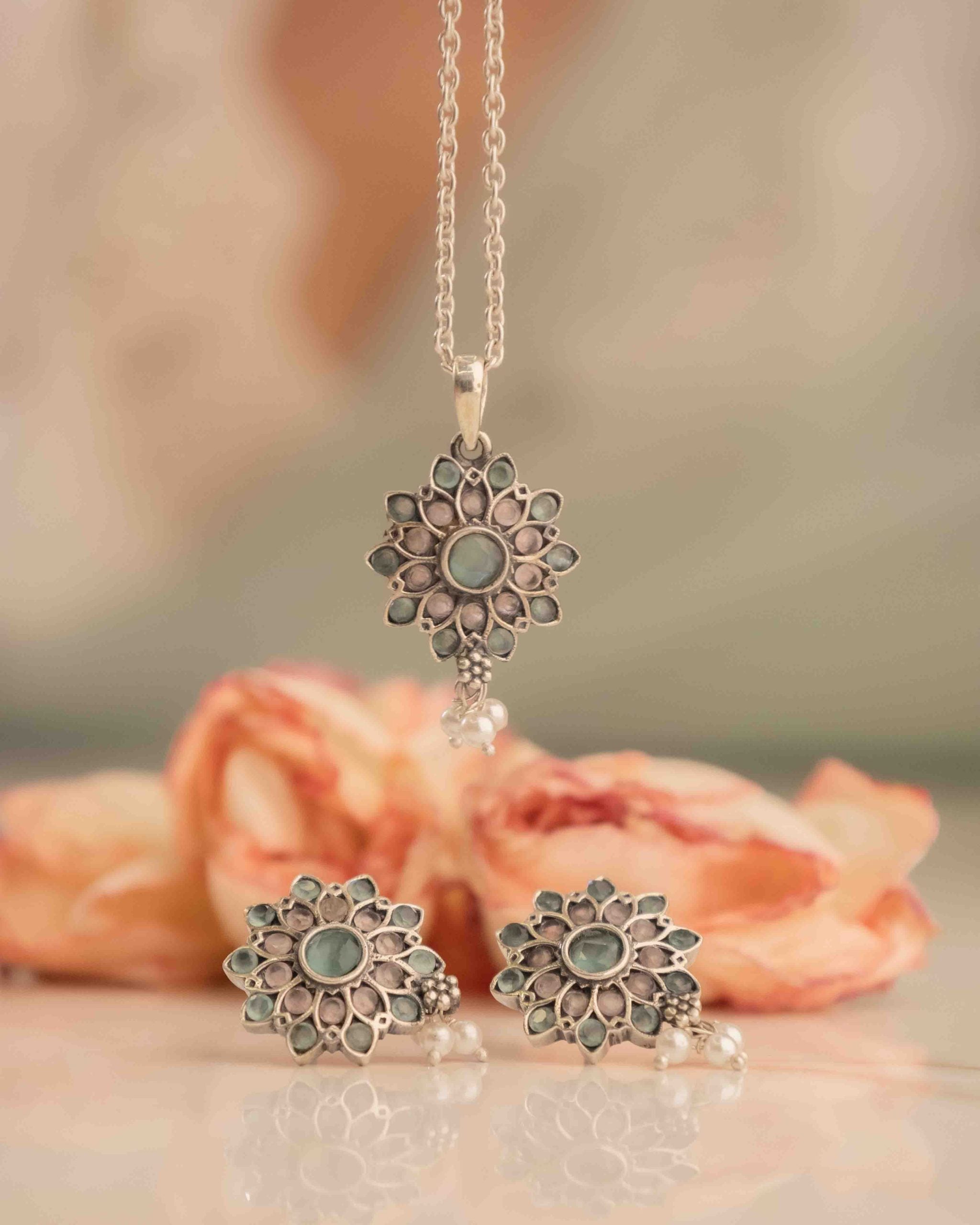 Essence Pastel Flower Necklace Set