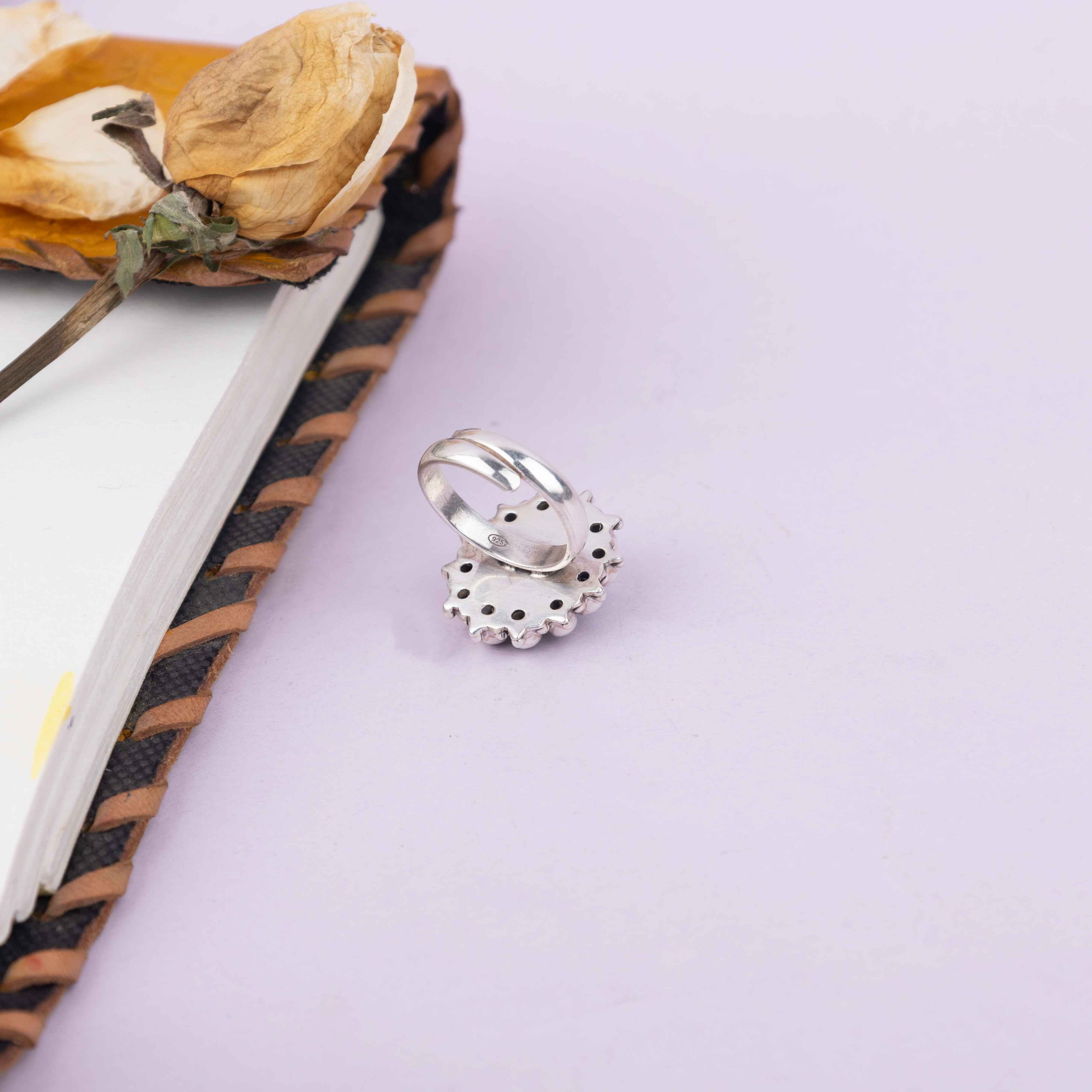 Essence Black Scintillating Ring