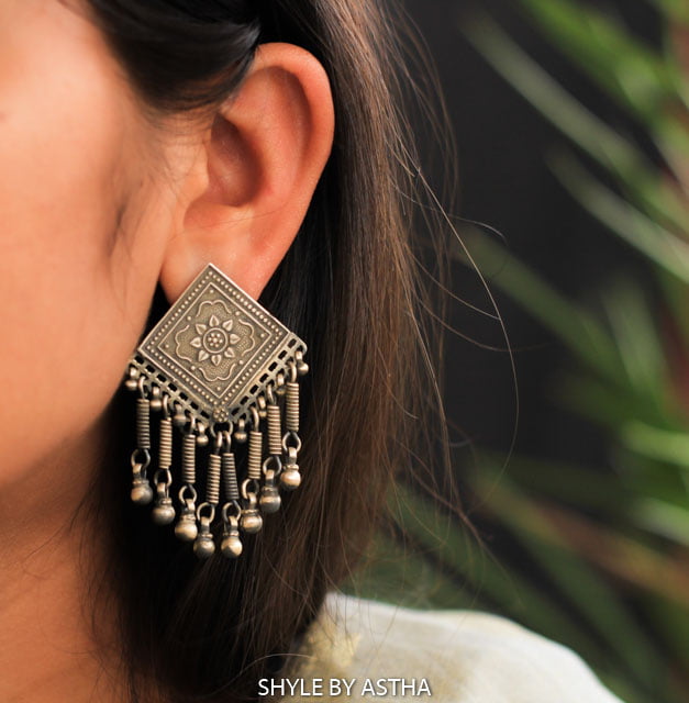 Mizoya Intricate Ghughri Dangling Earrings model