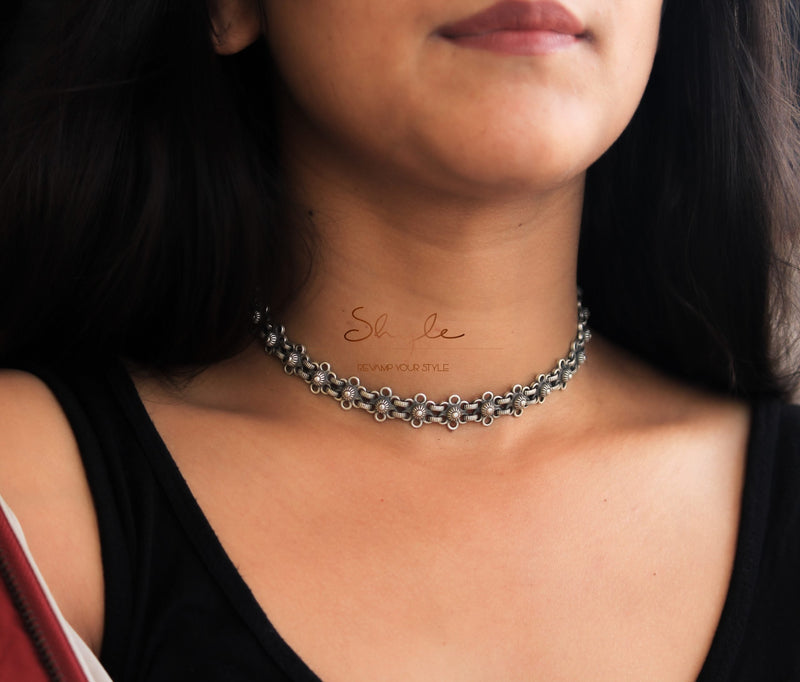 Moh Intricate Mini flower Choker