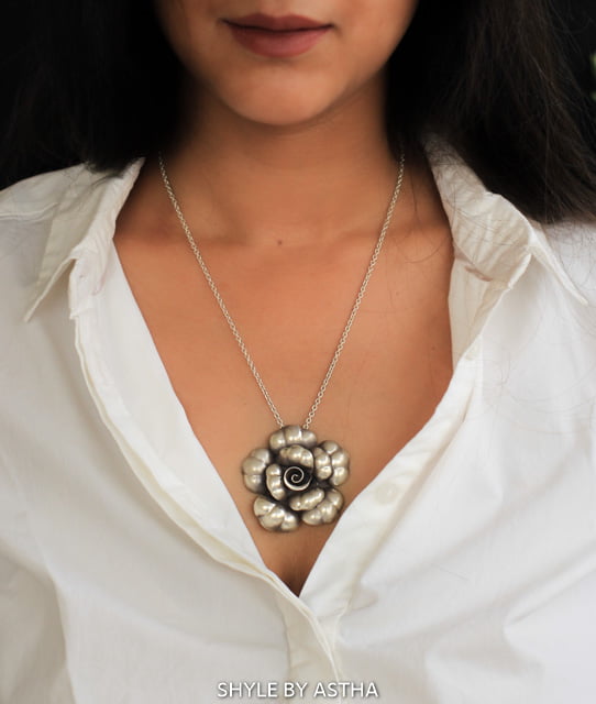 Moh Fine Rose Necklace