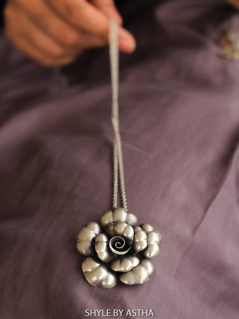 Moh Fine Rose Necklace