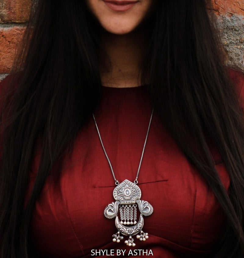 Anvaya Detailed Classic Necklace