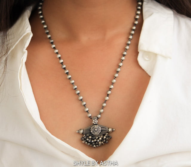 Adya Ghughri Cluster Flower Motif Necklace