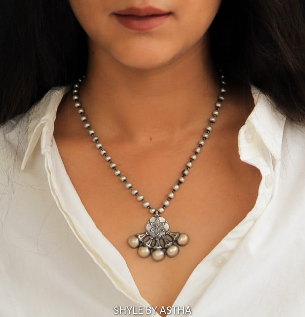 Adya Quirky Flower motif Necklace