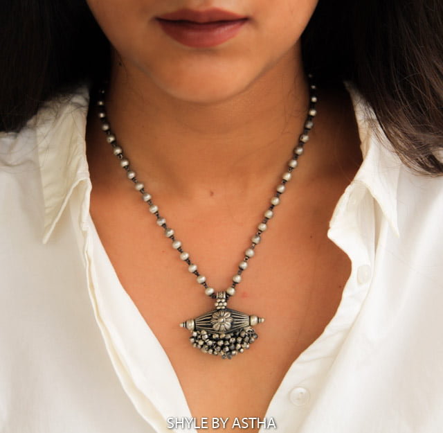 Adya Ghughri Cluster Flower Motif Necklace