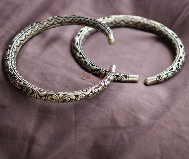 Qurbat Chitai Detailed Ankle Kada front