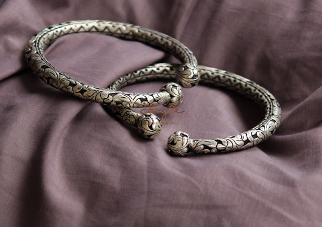 Tattva Chitai Classic Ball Kada front