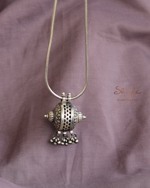 Mizoya Vintage Inspired Embossed Necklace